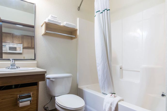 Imagen de la habitación del Hotel HomeTowne Studios and Suites by Red Roof Bentonville. Foto 14