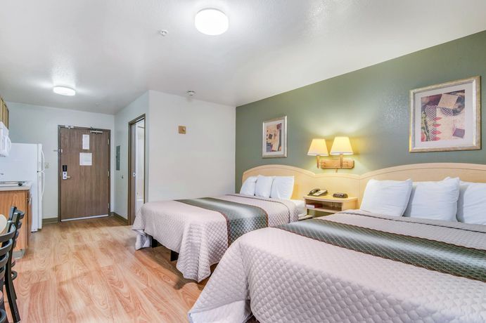 Imagen de la habitación del Hotel HomeTowne Studios and Suites by Red Roof Bentonville. Foto 15