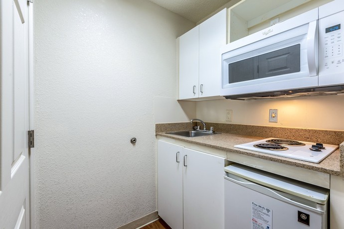 Imagen de la habitación del Hotel HomeTowne Studios by Red Roof Atlanta - Chamblee. Foto 15