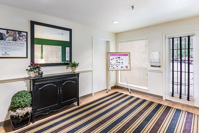 Imagen del bar/restaurante del Hotel HomeTowne Studios by Red Roof Atlanta - Lawrenceville. Foto 5