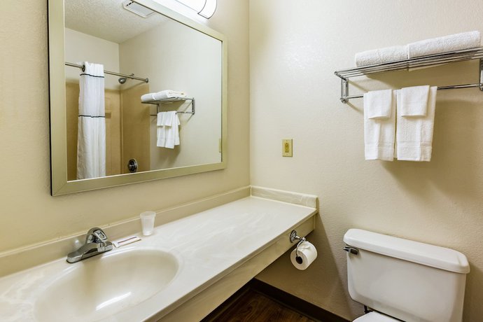 Imagen de la habitación del Hotel HomeTowne Studios by Red Roof Atlanta NE - Downtown Norcross. Foto 9