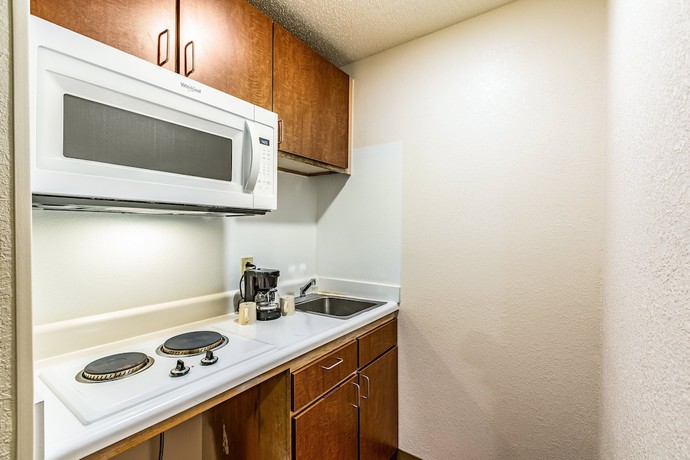 Imagen de la habitación del Hotel HomeTowne Studios by Red Roof Atlanta NE - Downtown Norcross. Foto 10