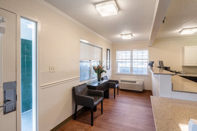 Imagen de los interiores del Hotel HomeTowne Studios by Red Roof Atlanta NE - Downtown Norcross. Foto 18