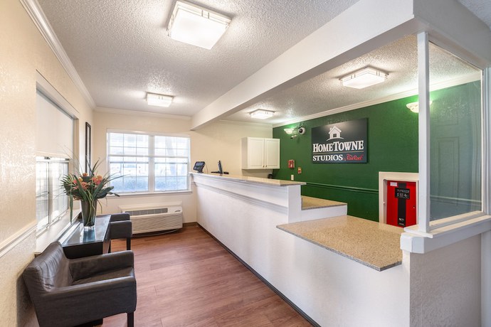 Imagen de los interiores del Hotel HomeTowne Studios by Red Roof Atlanta NE - Downtown Norcross. Foto 19