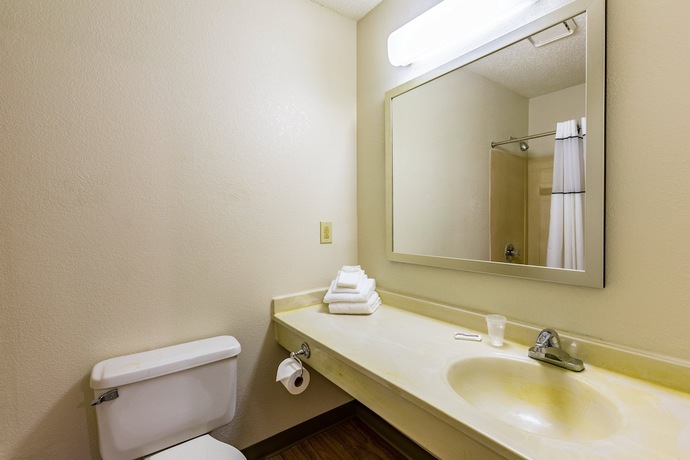 Imagen de la habitación del Hotel HomeTowne Studios by Red Roof Atlanta NE - Downtown Norcross. Foto 13