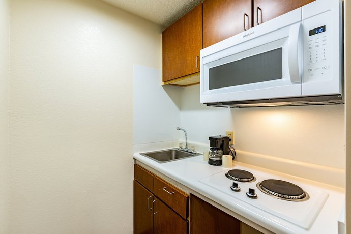 Imagen de la habitación del Hotel HomeTowne Studios by Red Roof Atlanta NE - Downtown Norcross. Foto 15