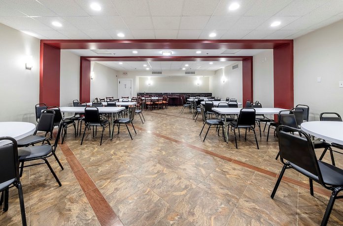 Imagen de los interiores del Hotel HomeTowne Studios by Red Roof Bordentown - McGuire AFB. Foto 16