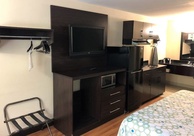 Imagen de la habitación del Hotel HomeTowne Studios by Red Roof Bordentown - McGuire AFB. Foto 9