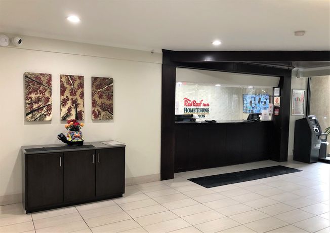 Imagen de los interiores del Hotel HomeTowne Studios by Red Roof Bordentown - McGuire AFB. Foto 18