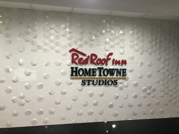 Imagen de los interiores del Hotel HomeTowne Studios by Red Roof Bordentown - McGuire AFB. Foto 19