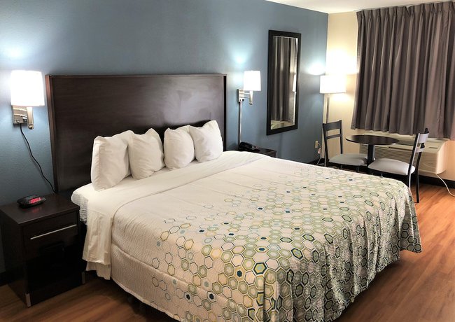 Imagen de la habitación del Hotel HomeTowne Studios by Red Roof Bordentown - McGuire AFB. Foto 11