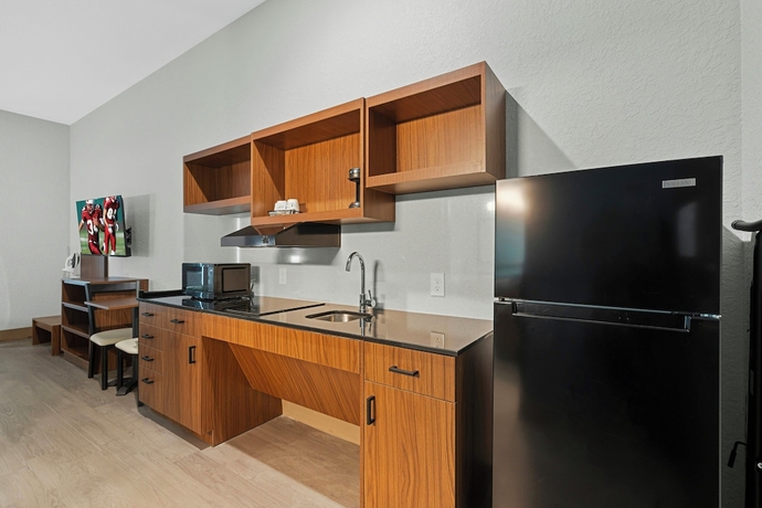 Imagen de la habitación del Hotel HomeTowne Studios by Red Roof Bradenton. Foto 4