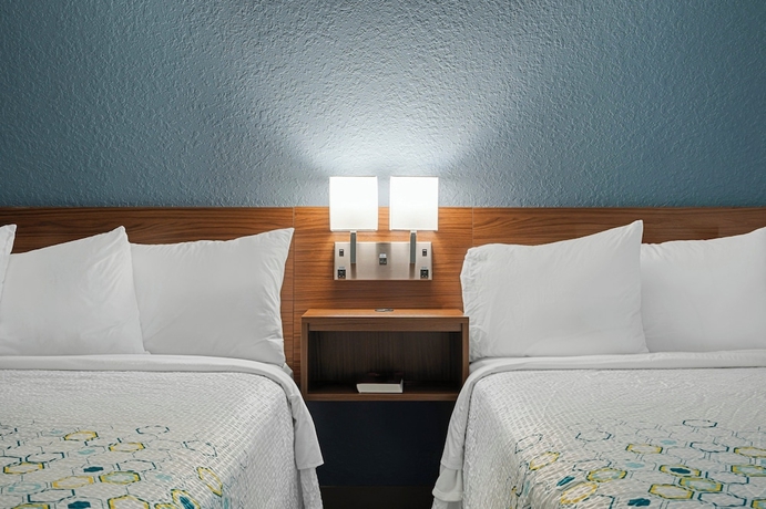 Imagen de la habitación del Hotel HomeTowne Studios by Red Roof Bradenton. Foto 6