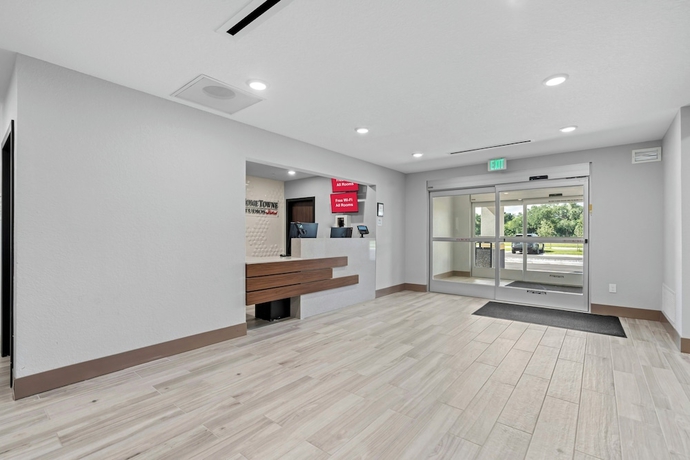 Imagen de los interiores del Hotel HomeTowne Studios by Red Roof Bradenton. Foto 12