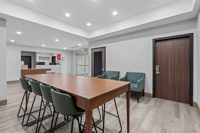 Imagen de los interiores del Hotel HomeTowne Studios by Red Roof Bradenton. Foto 15