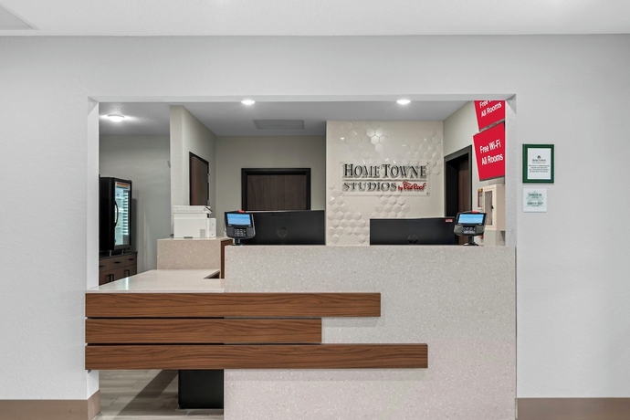 Imagen de los interiores del Hotel HomeTowne Studios by Red Roof Bradenton. Foto 16