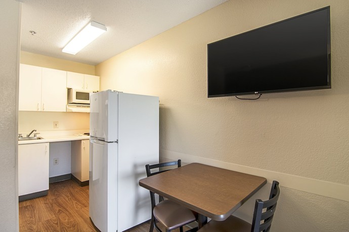Imagen de la habitación del Hotel HomeTowne Studios by Red Roof Chicago - Waukegan. Foto 6