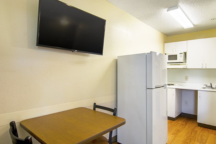 Imagen de la habitación del Hotel HomeTowne Studios by Red Roof Chicago - Waukegan. Foto 7