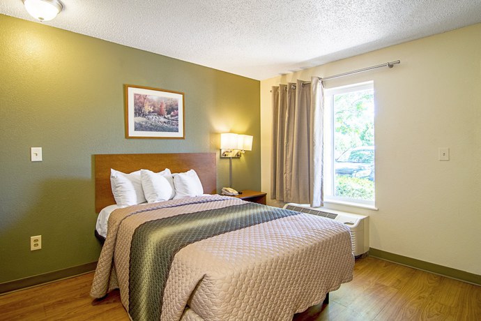 Imagen de la habitación del Hotel HomeTowne Studios by Red Roof Chicago - Waukegan. Foto 8