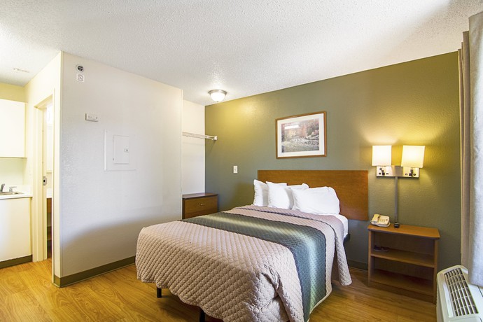Imagen de la habitación del Hotel HomeTowne Studios by Red Roof Chicago - Waukegan. Foto 9