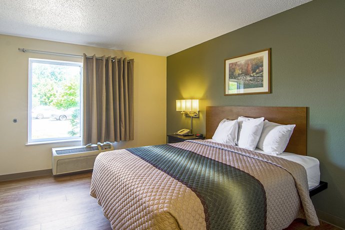Imagen de la habitación del Hotel HomeTowne Studios by Red Roof Chicago - Waukegan. Foto 10