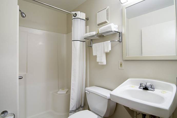 Imagen de la habitación del Hotel HomeTowne Studios by Red Roof Chicago - Waukegan. Foto 11
