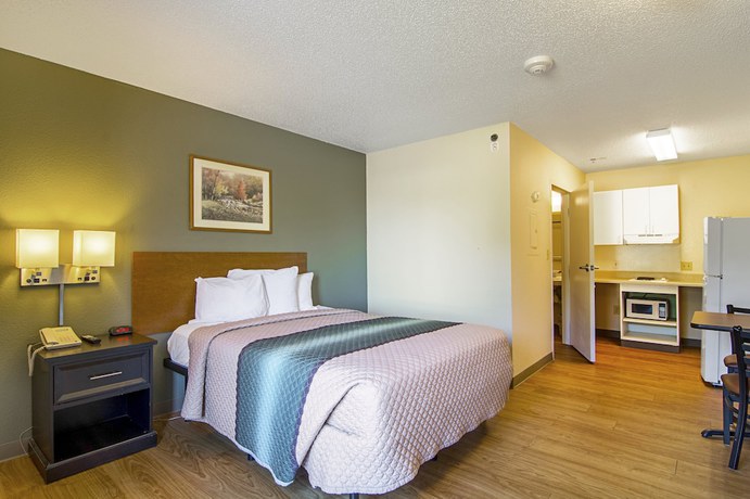 Imagen de la habitación del Hotel HomeTowne Studios by Red Roof Chicago - Waukegan. Foto 12