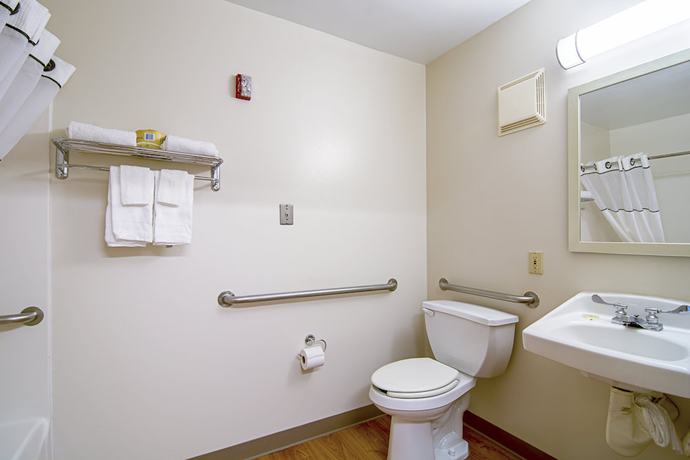 Imagen de la habitación del Hotel HomeTowne Studios by Red Roof Chicago - Waukegan. Foto 14