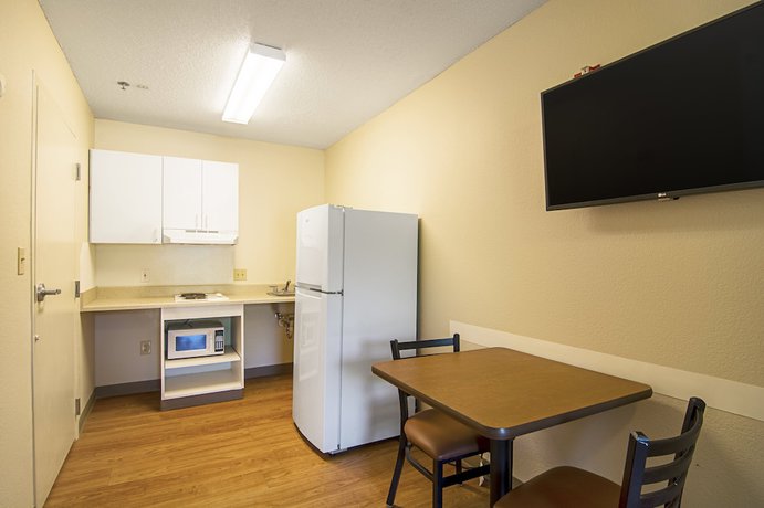 Imagen de la habitación del Hotel HomeTowne Studios by Red Roof Chicago - Waukegan. Foto 15