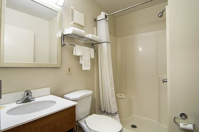 Imagen de la habitación del Hotel HomeTowne Studios by Red Roof Chicago - Waukegan. Foto 16