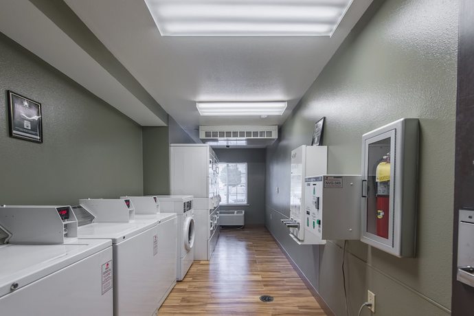 Imagen de los interiores del Hotel HomeTowne Studios by Red Roof Columbus. Foto 13