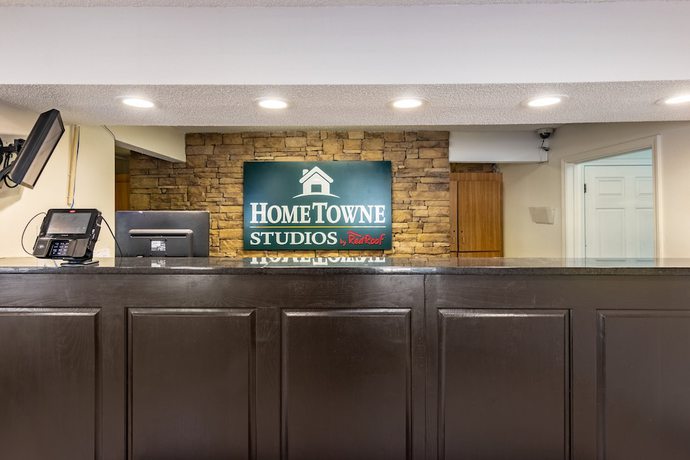 Imagen de los interiores del Hotel HomeTowne Studios by Red Roof Covington, GA. Foto 14