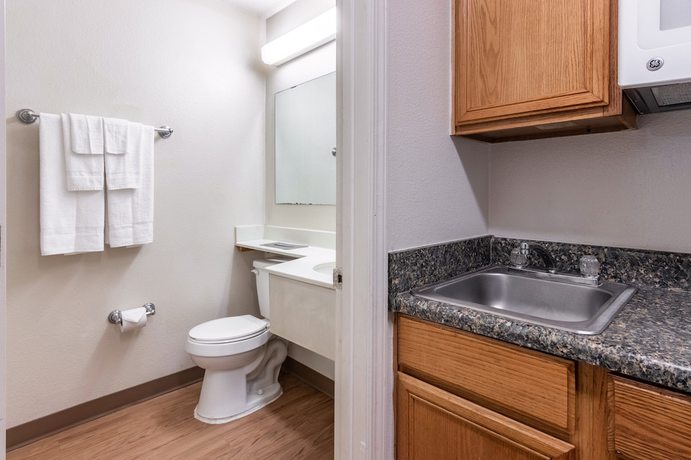 Imagen de la habitación del Hotel HomeTowne Studios by Red Roof Covington, GA. Foto 3