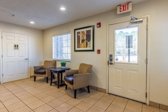 Imagen de los interiores del Hotel HomeTowne Studios by Red Roof Covington, GA. Foto 16