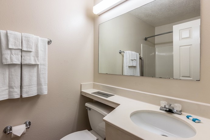Imagen de la habitación del Hotel HomeTowne Studios by Red Roof Covington, GA. Foto 6