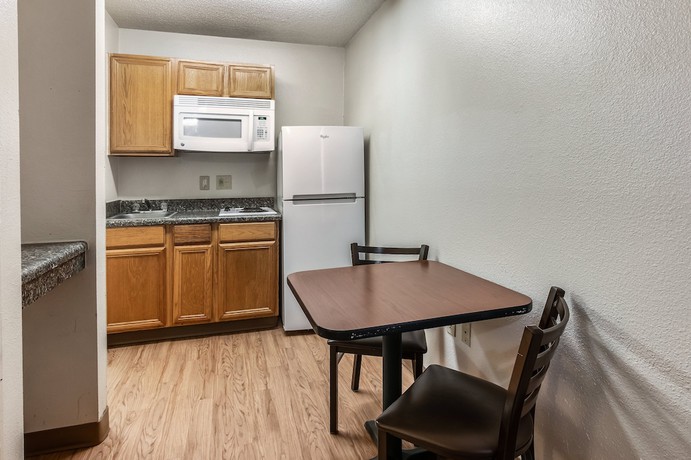 Imagen de la habitación del Hotel HomeTowne Studios by Red Roof Covington, GA. Foto 10