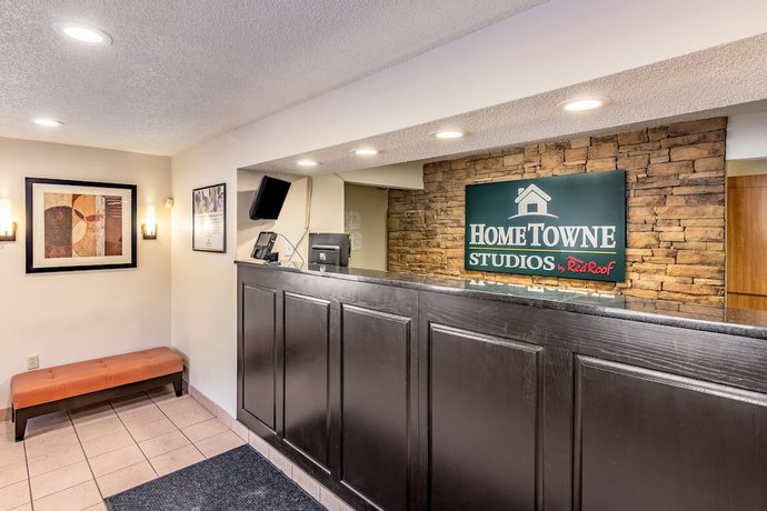 Imagen de los interiores del Hotel HomeTowne Studios by Red Roof Covington, GA. Foto 18