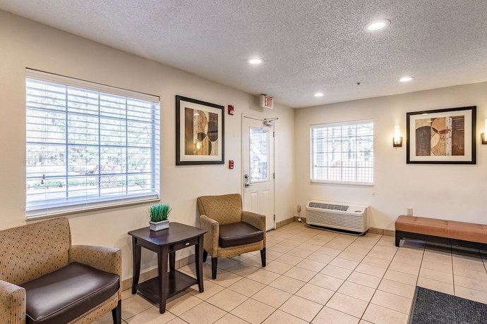 Imagen de los interiores del Hotel HomeTowne Studios by Red Roof Covington, GA. Foto 19