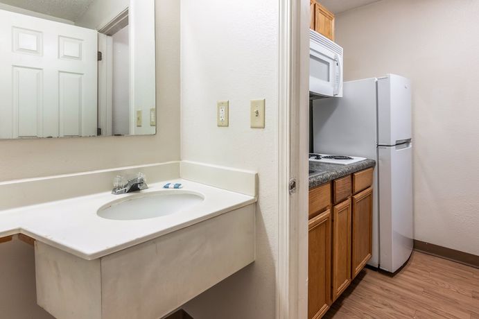 Imagen de la habitación del Hotel HomeTowne Studios by Red Roof Covington, GA. Foto 12