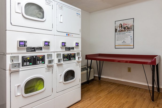 Imagen de los interiores del Hotel HomeTowne Studios by Red Roof Covington, GA. Foto 20