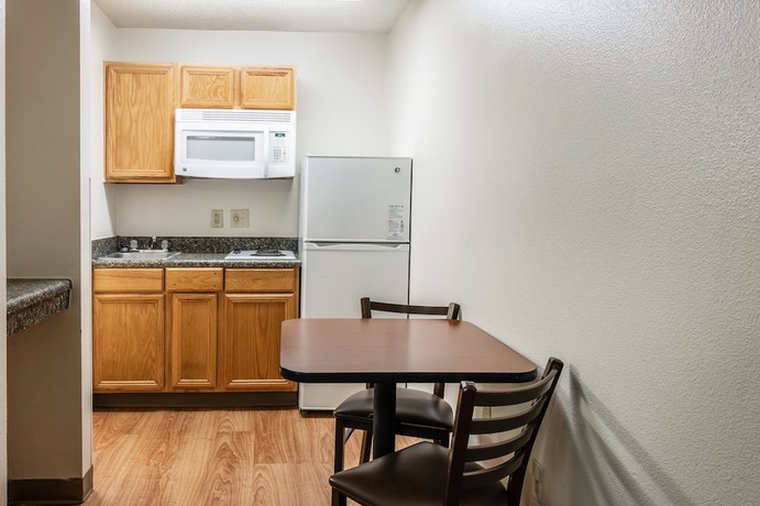 Imagen de la habitación del Hotel HomeTowne Studios by Red Roof Covington, GA. Foto 13