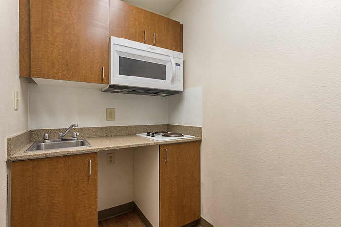 Imagen de la habitación del Hotel HomeTowne Studios by Red Roof Dallas - Irving. Foto 3