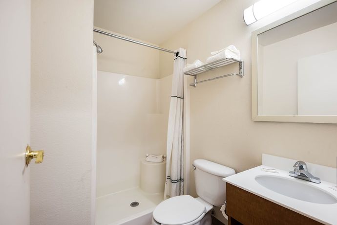 Imagen de la habitación del Hotel HomeTowne Studios by Red Roof Dallas - Irving. Foto 8