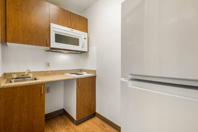 Imagen de la habitación del Hotel HomeTowne Studios by Red Roof Dallas - Irving. Foto 17