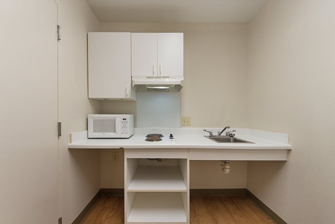 Imagen de la habitación del Hotel HomeTowne Studios by Red Roof Dallas - Irving. Foto 18
