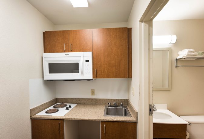 Imagen de la habitación del Hotel HomeTowne Studios by Red Roof Dallas - Irving. Foto 20