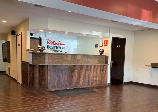 Imagen de los interiores del Hotel HomeTowne Studios by Red Roof Denver, PA. Foto 18