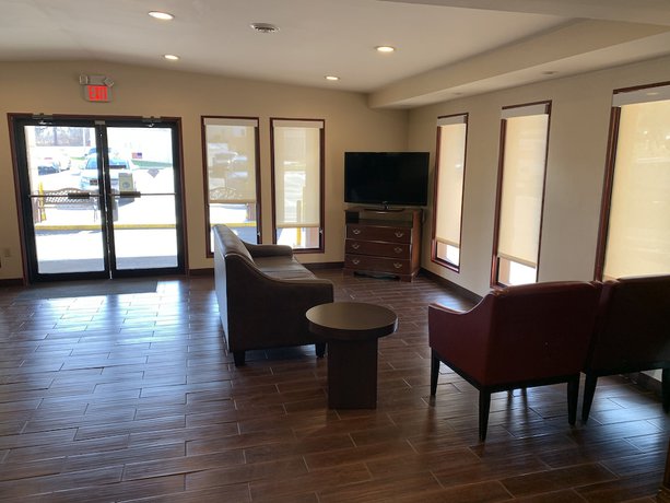 Imagen de los interiores del Hotel HomeTowne Studios by Red Roof Denver, PA. Foto 19