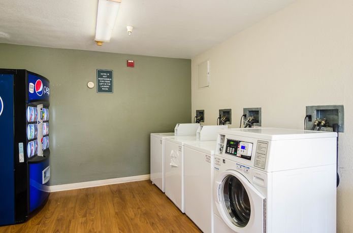 Imagen de los interiores del Hotel HomeTowne Studios by Red Roof Denver - Thornton. Foto 18