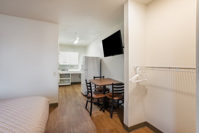 Imagen de la habitación del Hotel HomeTowne Studios by Red Roof Detroit - Livonia. Foto 7